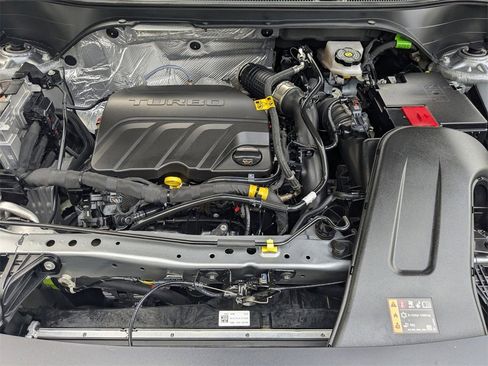 Used 2025 Chevrolet Trax LT w/ LT Convenience Package image 31