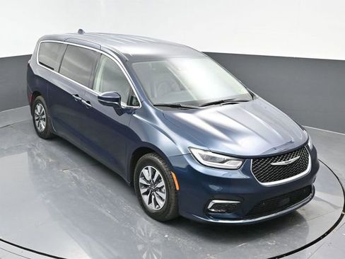 Used 2022 Chrysler Pacifica Touring-L w/ Uconnect Theater Family Group image 15
