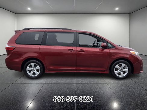 Used 2018 Toyota Sienna LE image 3