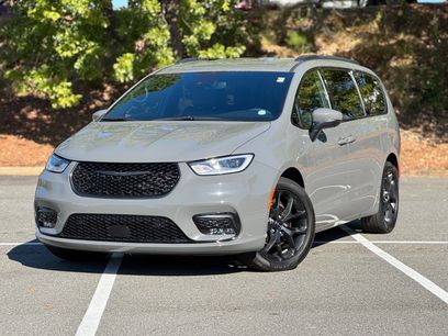 Used 2023 Chrysler Pacifica Touring-L w/ S Appearance Package