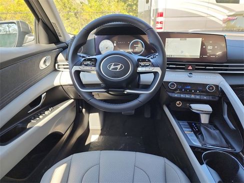 New 2025 Hyundai Elantra Limited image 10