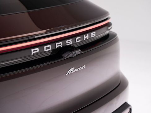 Certified 2025 Porsche Macan Electric image 14