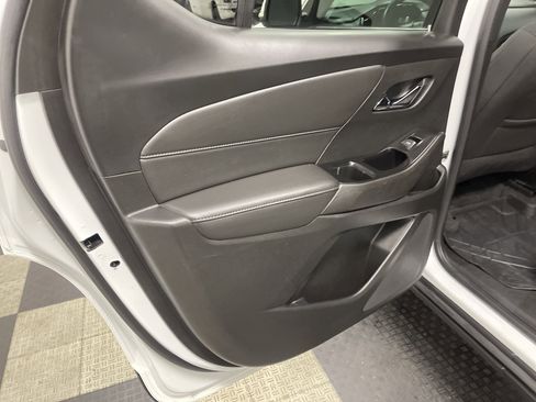 Used 2023 Chevrolet Traverse LT FWD image 18