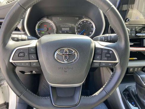 Used 2025 Toyota Highlander XLE image 33