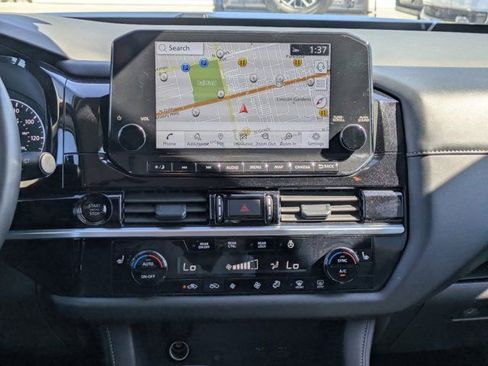 Used 2025 Nissan Pathfinder SL image 16