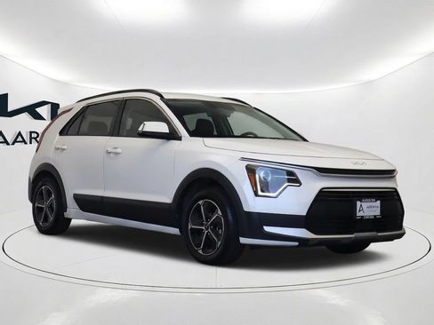 Used 2023 Kia Niro EX FWD image 3