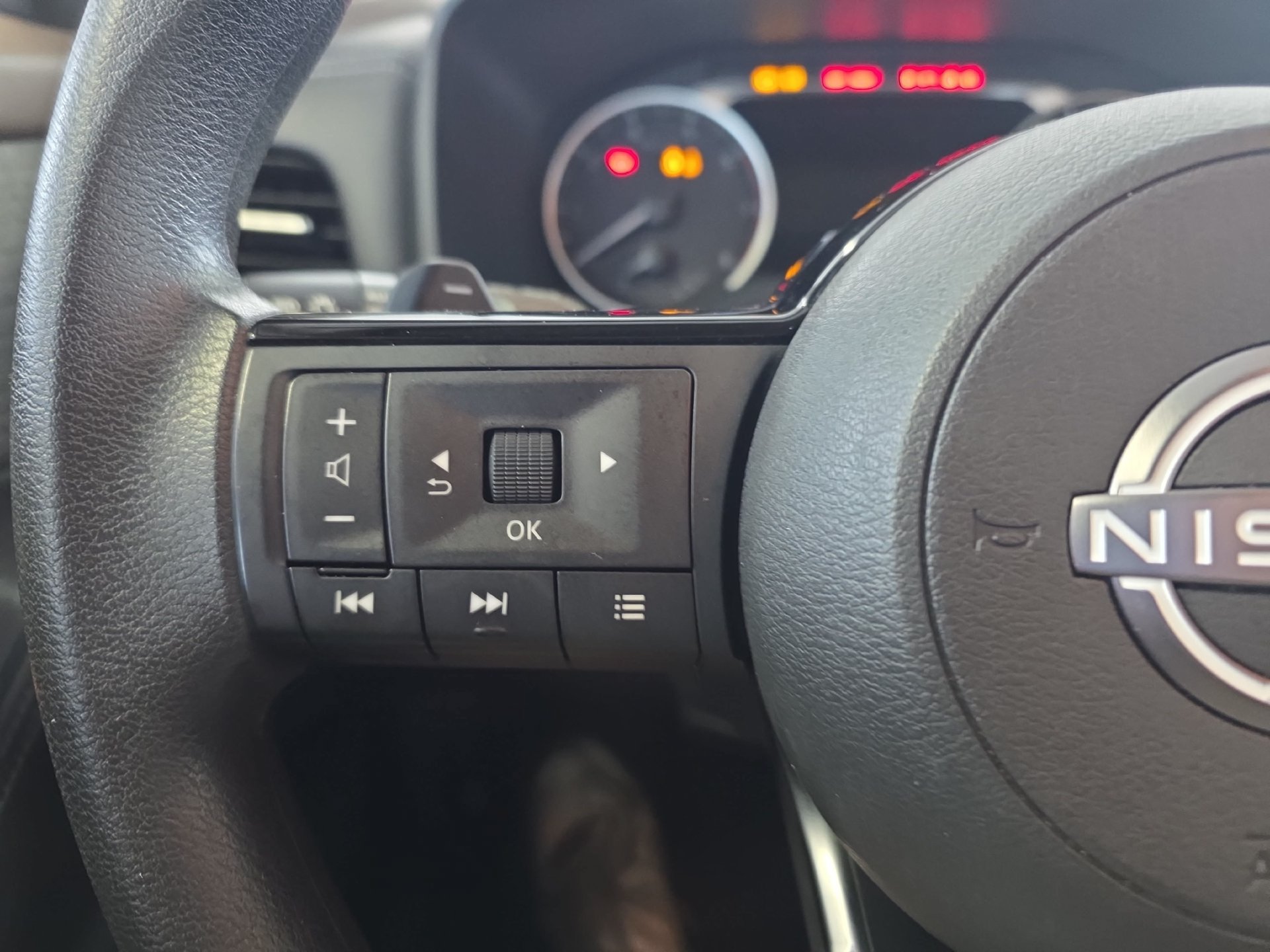 Used 2023 Nissan Rogue SV FWD image 16
