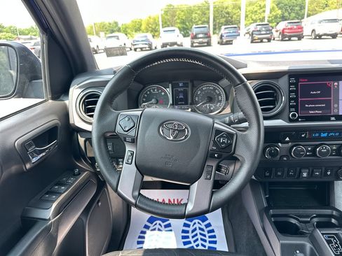Used 2022 Toyota Tacoma TRD Off-Road w/ TRD Premium Off Road Package AWD/4WD image 19