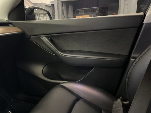 Used 2022 Tesla Model Y Long Range image 13