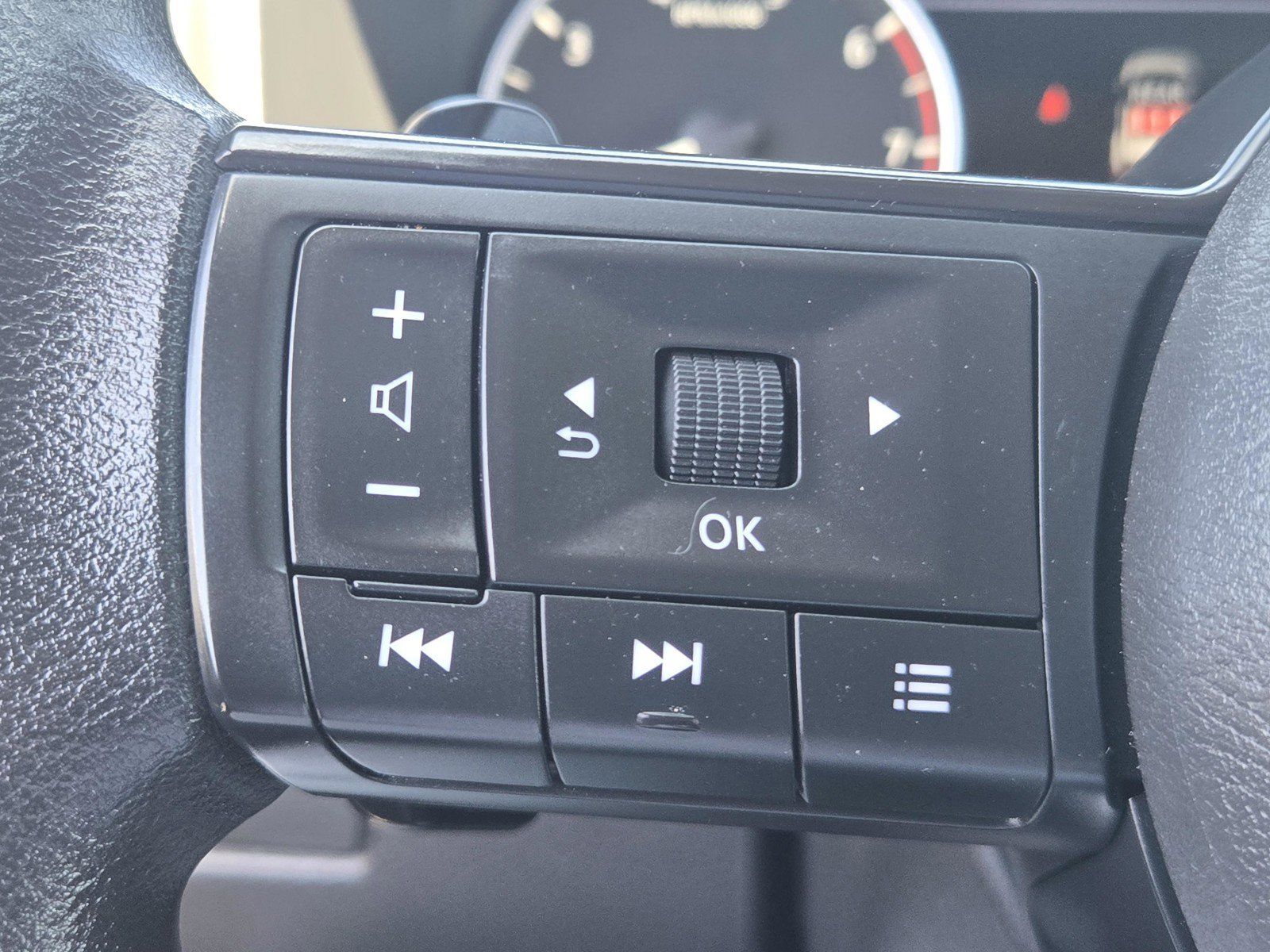 Used 2024 Nissan Rogue S AWD/4WD image 16