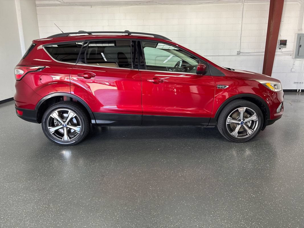 Used 2017 Ford Escape SE w/ Equipment Group 201A AWD/4WD image 3