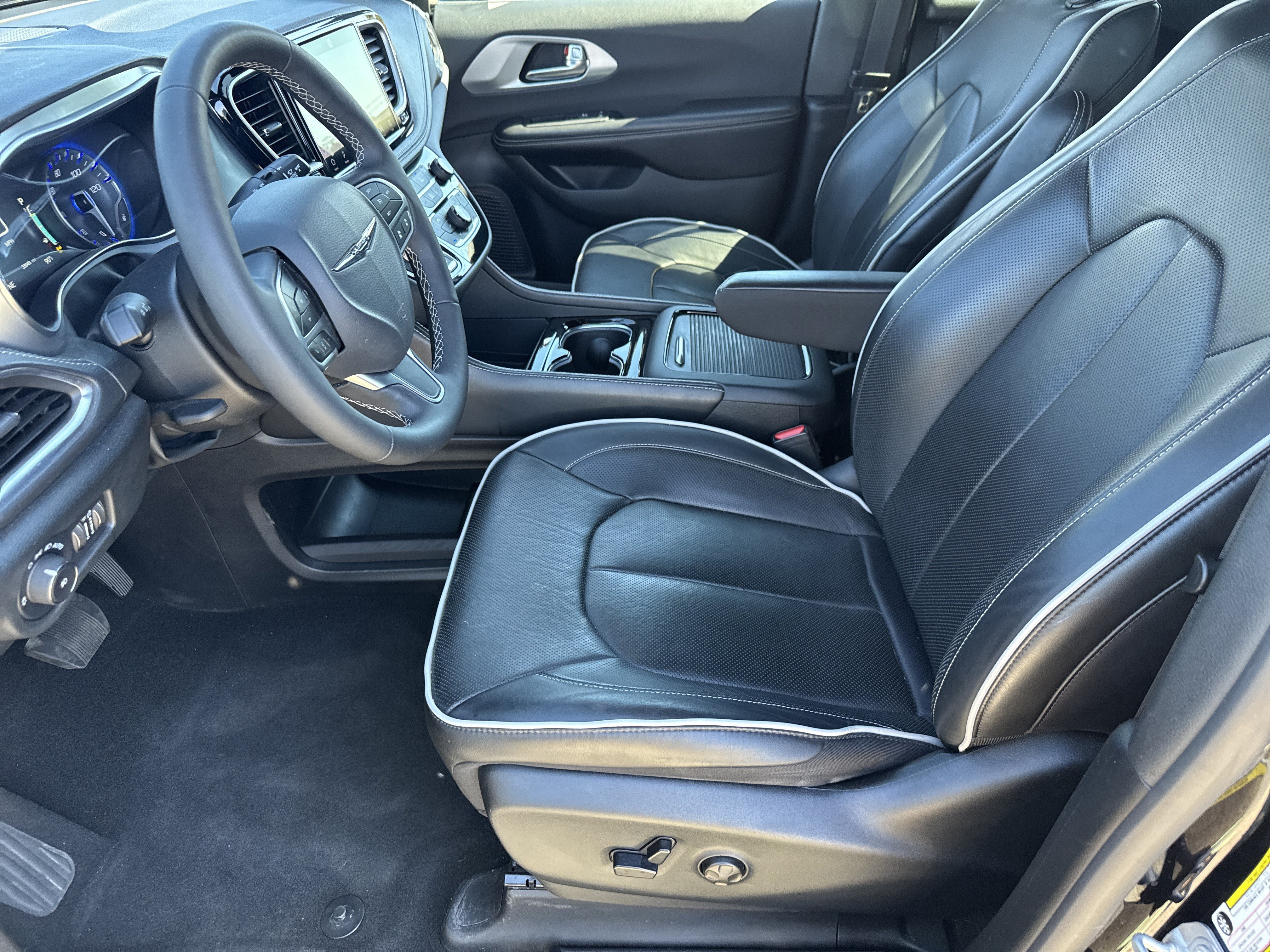 Used 2026 Chrysler Pacifica Limited FWD image 5