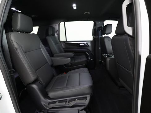 Used 2026 Chevrolet Suburban Z71 w/ Comfort Package image 11