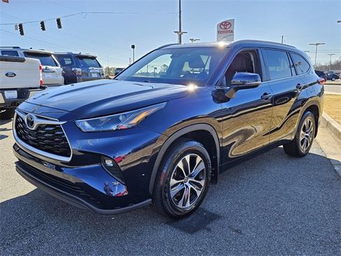 Used 2023 Toyota Highlander XLE image 3