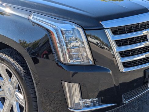 Used 2020 Cadillac Escalade ESV Luxury AWD/4WD image 10