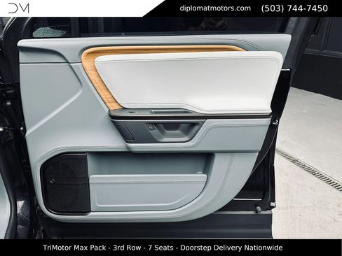 Used 2025 Rivian R1S Premium image 30