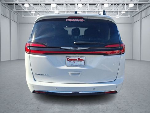 Used 2024 Chrysler Pacifica Touring-L image 4