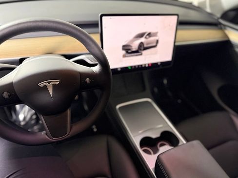 Used 2022 Tesla Model Y Long Range AWD/4WD image 18