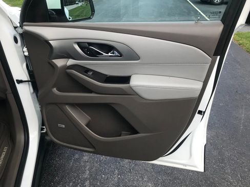 Used 2020 Chevrolet Traverse LT w/ LT Premium Package image 50