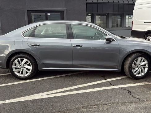 Used 2018 Volkswagen Passat 2.0T SE FWD image 2