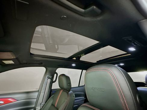 Used 2025 Chevrolet Traverse RS image 24