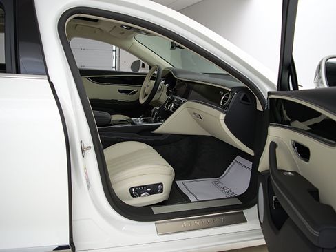 Certified 2023 Bentley Flying Spur Plug-In Hybrid AWD/4WD image 35