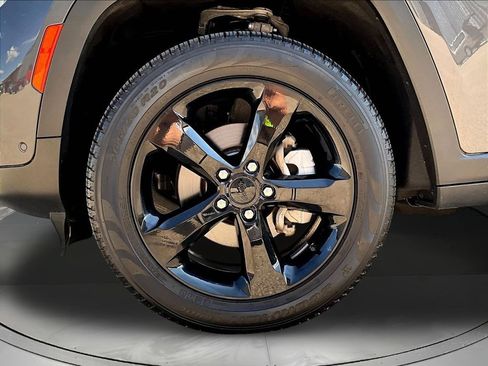 Used 2023 Jeep Grand Cherokee Limited w/ Luxury Tech Group II AWD/4WD image 35