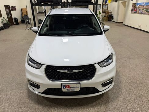Used 2023 Chrysler Pacifica Touring-L FWD image 11