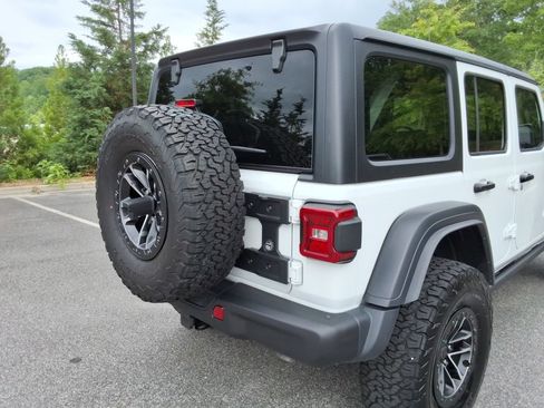 Used 2024 Jeep Wrangler Unlimited Rubicon w/ XTREMEE 35" Tire Package AWD/4WD image 15