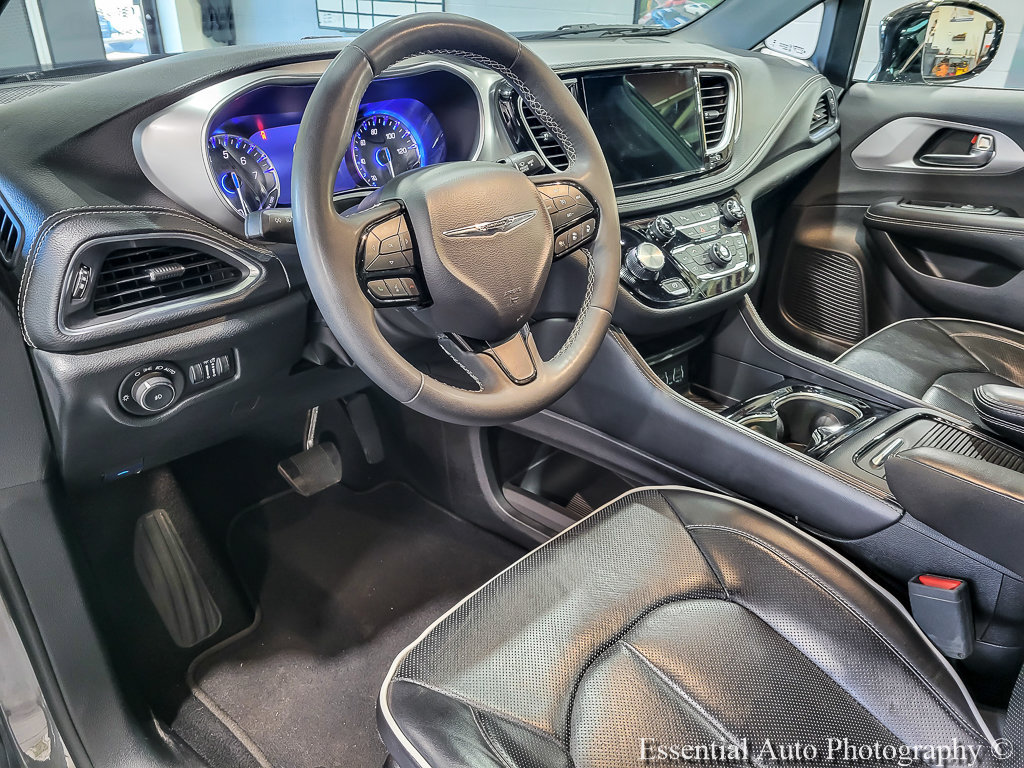 Used 2025 Chrysler Pacifica Limited FWD image 9