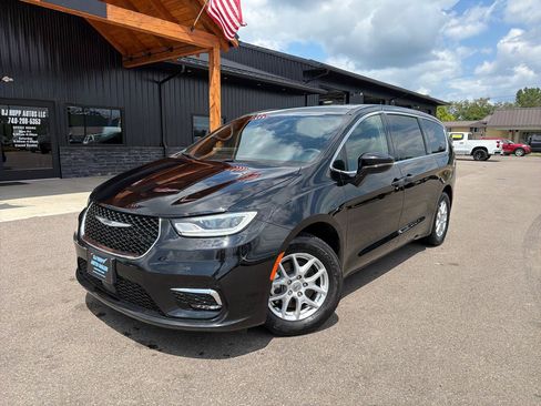 Used 2025 Chrysler Pacifica Select FWD image 1