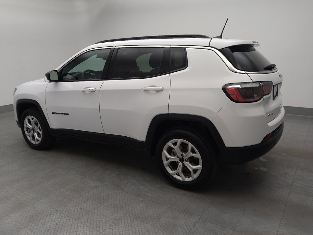 Used 2025 Jeep Compass Latitude w/ Sun & Sound Group AWD/4WD image 3