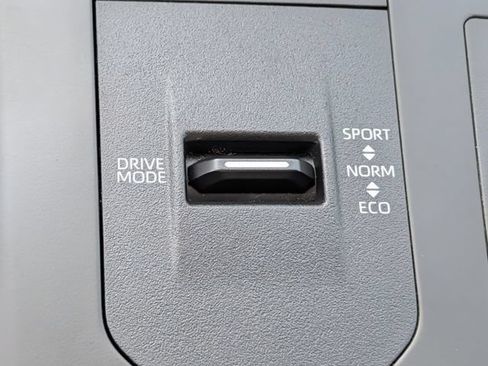 Certified 2025 Toyota Highlander XLE AWD/4WD image 17