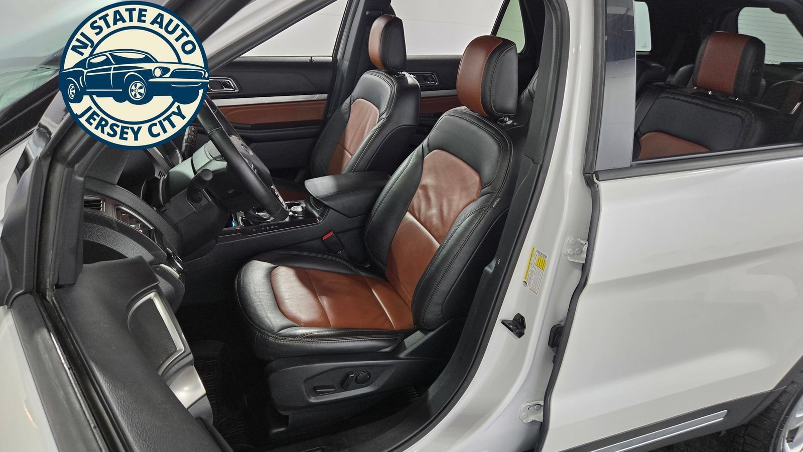 Used 2019 Ford Explorer XLT w/ Equipment Group 202A AWD/4WD image 32