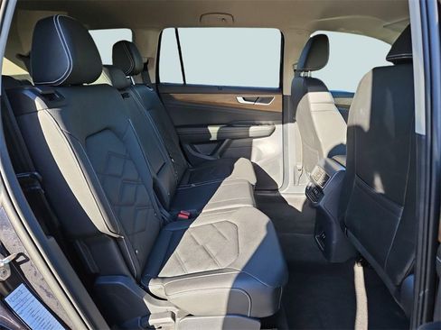 Used 2025 Volkswagen Atlas SE image 26