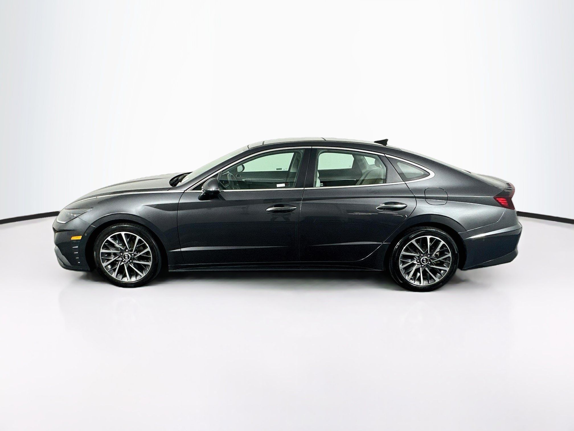Used 2021 Hyundai Sonata Limited w/ Preferred Accessory Package FWD image 4