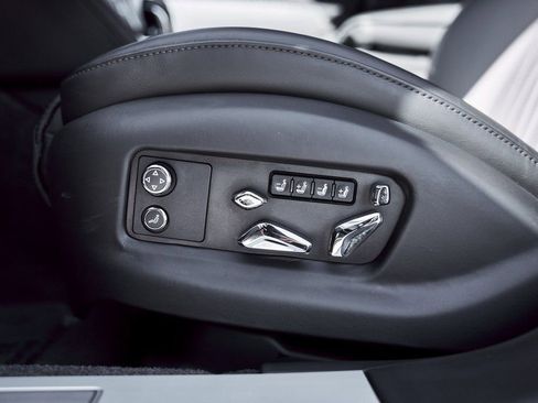 Used 2023 Bentley Flying Spur V8 image 38