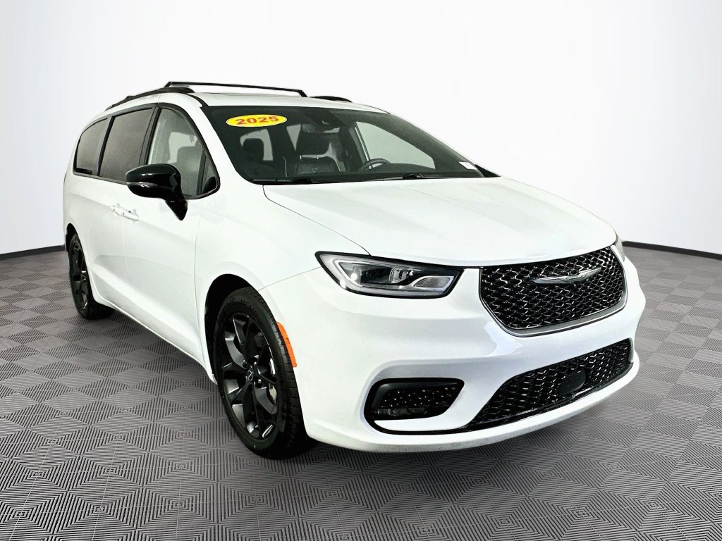 Certified 2025 Chrysler Pacifica Limited FWD image 2