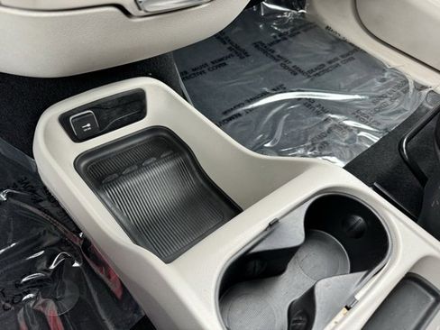 Used 2023 Chrysler Voyager LX image 18