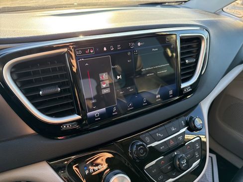 Used 2024 Chrysler Pacifica Touring-L FWD image 5