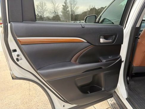 Used 2017 Toyota Highlander Limited Platinum image 22