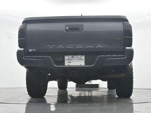 Used 2022 Toyota Tacoma TRD Sport w/ Technology Package AWD/4WD image 32