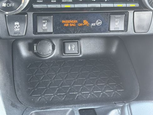 Certified 2019 Toyota RAV4 XLE w/ Convenience Package FWD image 6