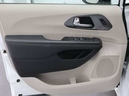 Used 2024 Chrysler Pacifica Touring-L FWD image 41