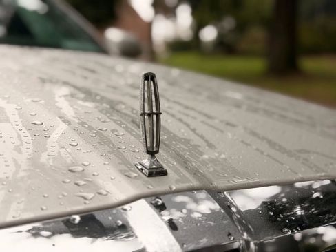 Used 2005 Lincoln Town Car Signature image 18