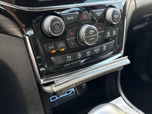 Used 2022 Jeep Grand Cherokee Laredo X AWD/4WD image 24