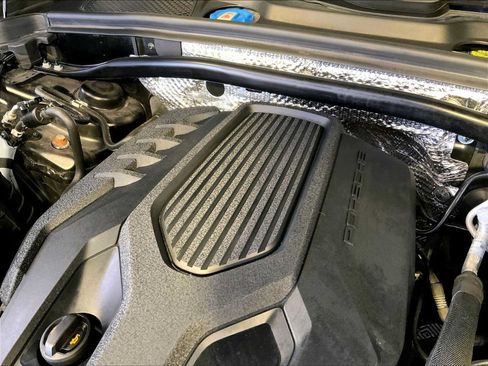 Certified 2023 Porsche Macan AWD/4WD image 33