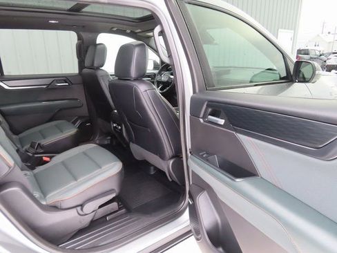 Used 2025 GMC Acadia AT4 w/ Super Cruise Package image 30