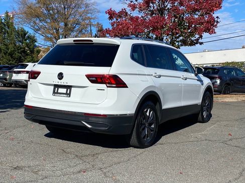 Certified 2022 Volkswagen Tiguan SE w/ Panoramic Sunroof Package image 3