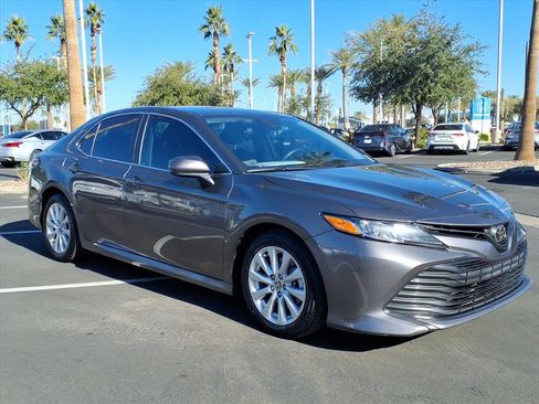 Used 2020 Toyota Camry LE image 5